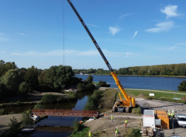 Photo d'un chantier de mise en place de passerelle