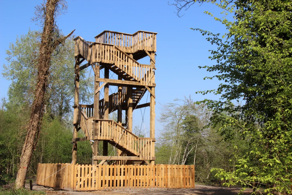 Tour d’observation de 10 m de haut en chêne avec escalier intégré, garde-corps à balustres verticaux